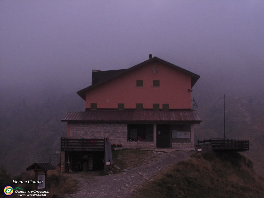 02 Rifugio Calvi nella nebbia.JPG